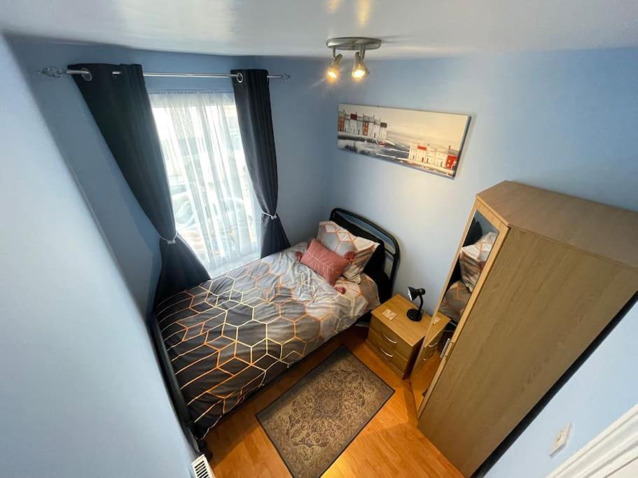Апартаменты Beanies Lornestreet Four Bed House Суиндон Экстерьер фото