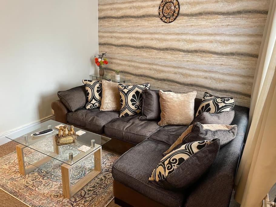 Апартаменты Beanies Lornestreet Four Bed House Суиндон Экстерьер фото