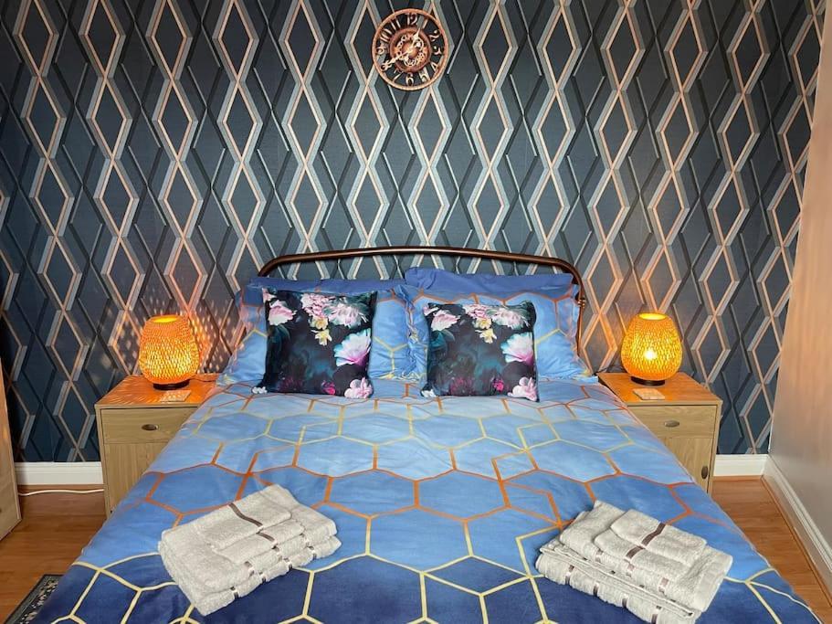 Апартаменты Beanies Lornestreet Four Bed House Суиндон Экстерьер фото