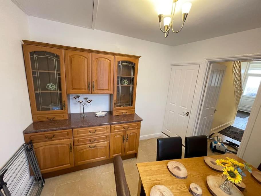 Апартаменты Beanies Lornestreet Four Bed House Суиндон Экстерьер фото