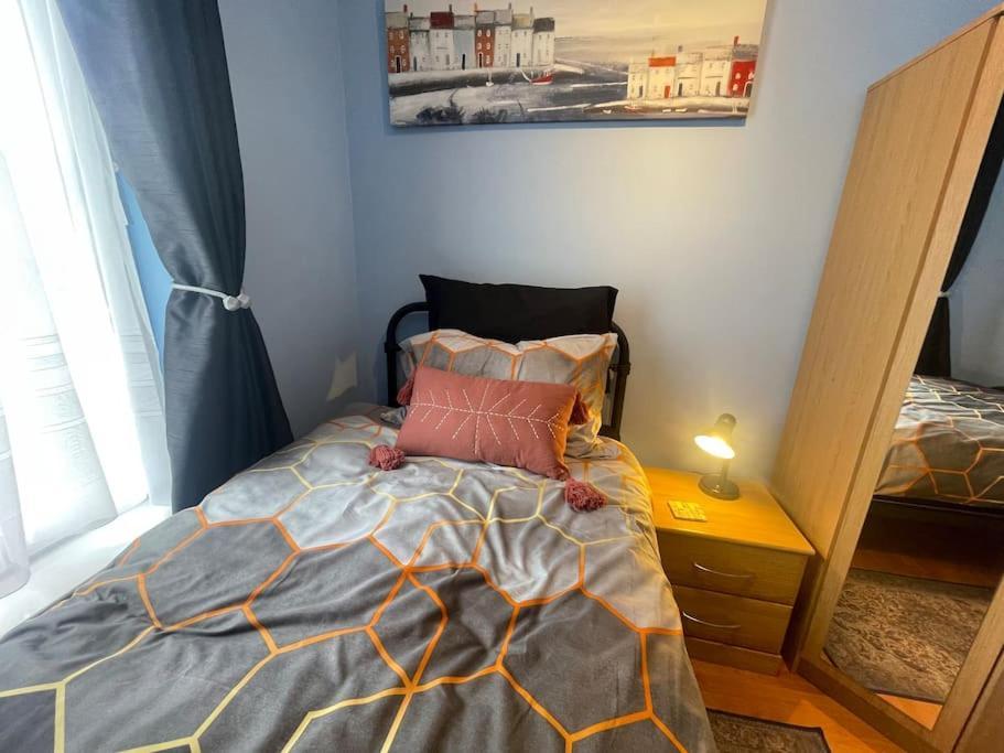 Апартаменты Beanies Lornestreet Four Bed House Суиндон Экстерьер фото