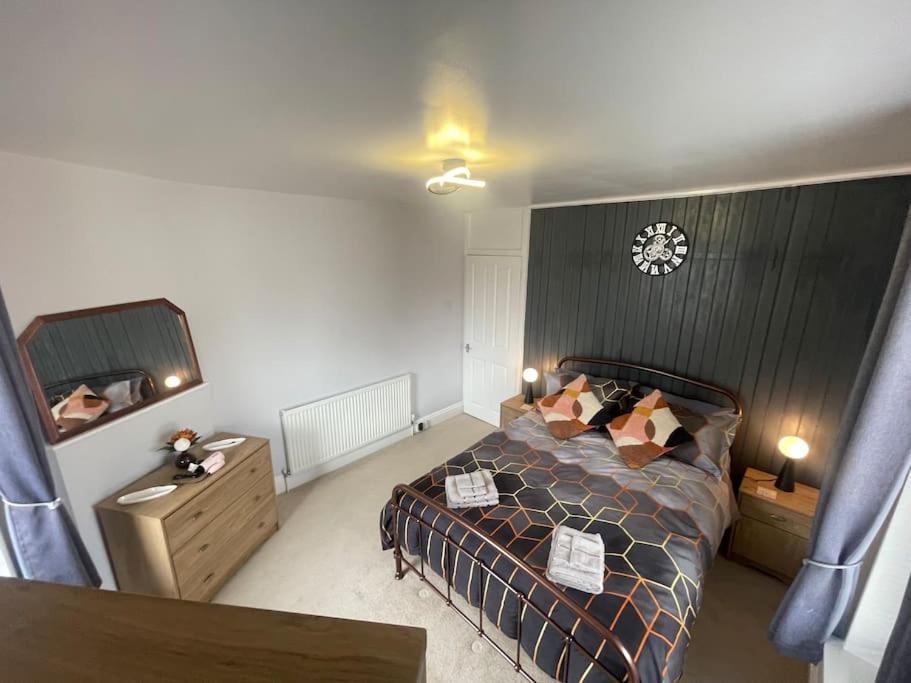 Апартаменты Beanies Lornestreet Four Bed House Суиндон Экстерьер фото