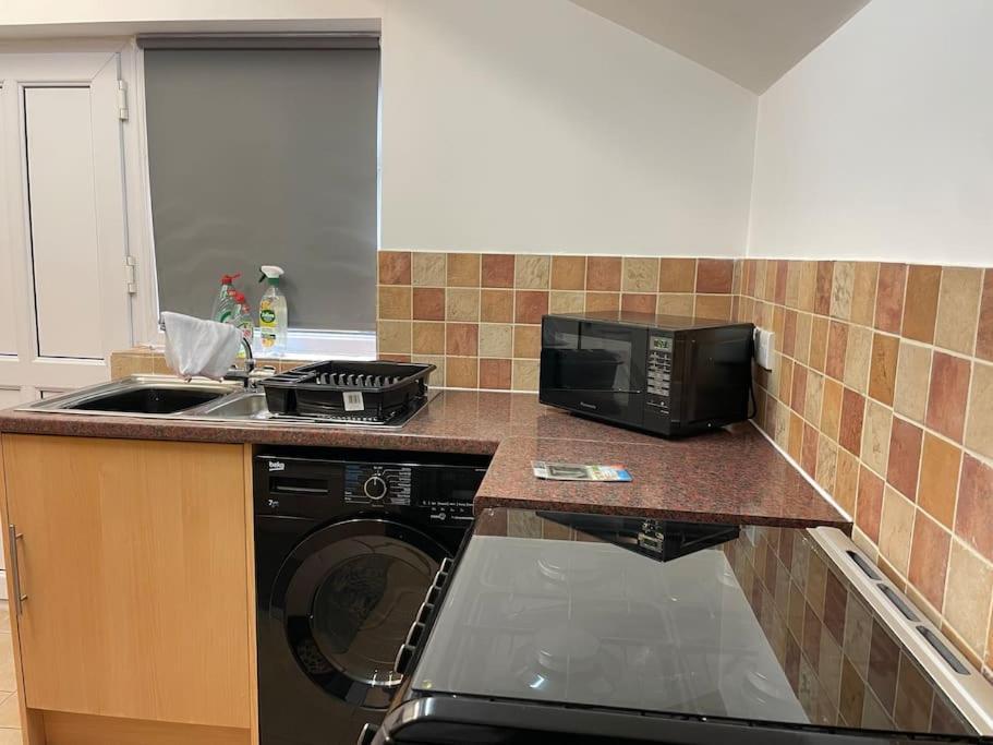 Апартаменты Beanies Lornestreet Four Bed House Суиндон Экстерьер фото