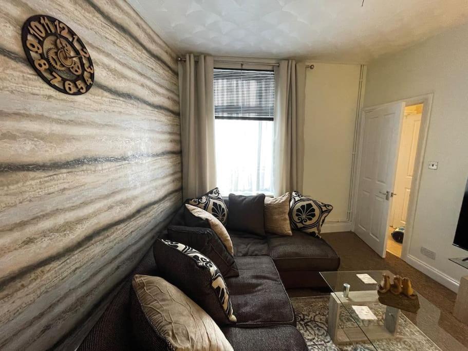 Апартаменты Beanies Lornestreet Four Bed House Суиндон Экстерьер фото