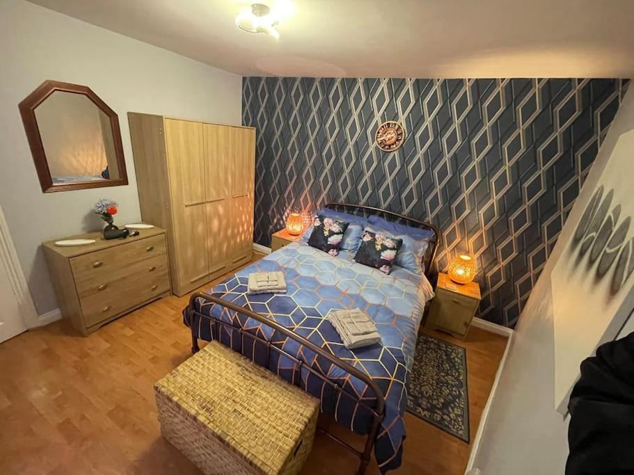 Апартаменты Beanies Lornestreet Four Bed House Суиндон Экстерьер фото
