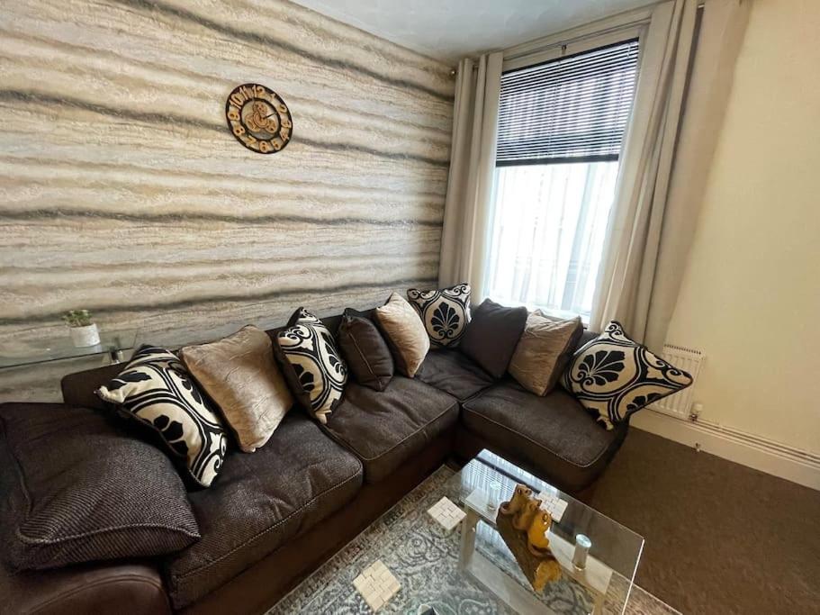 Апартаменты Beanies Lornestreet Four Bed House Суиндон Экстерьер фото