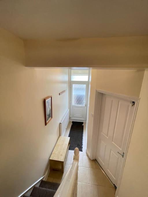 Апартаменты Beanies Lornestreet Four Bed House Суиндон Экстерьер фото
