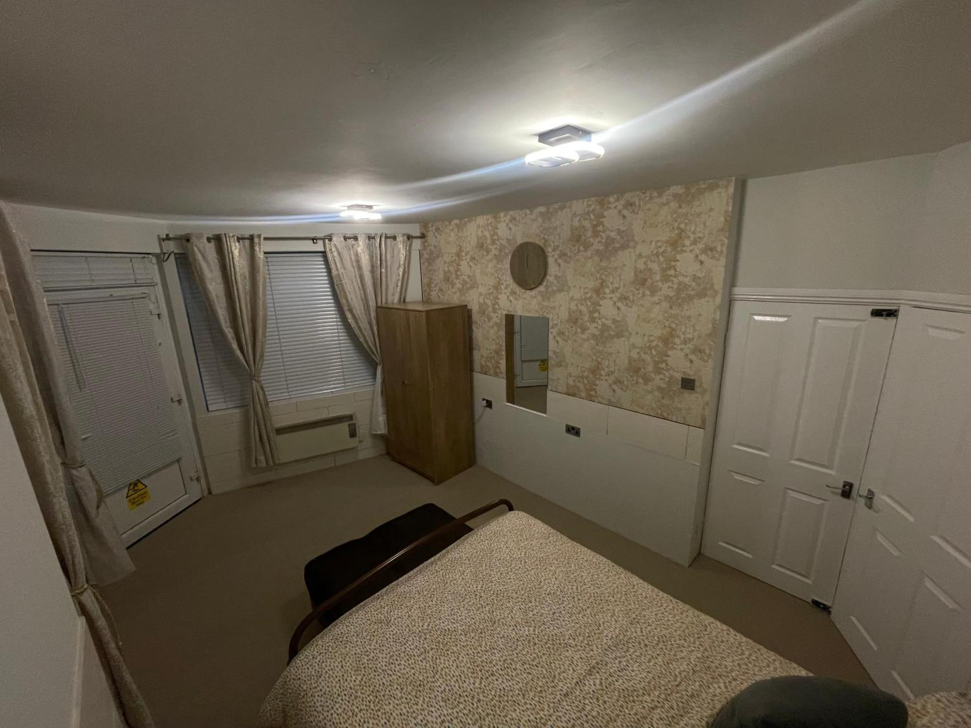 Апартаменты Beanies Lornestreet Four Bed House Суиндон Экстерьер фото