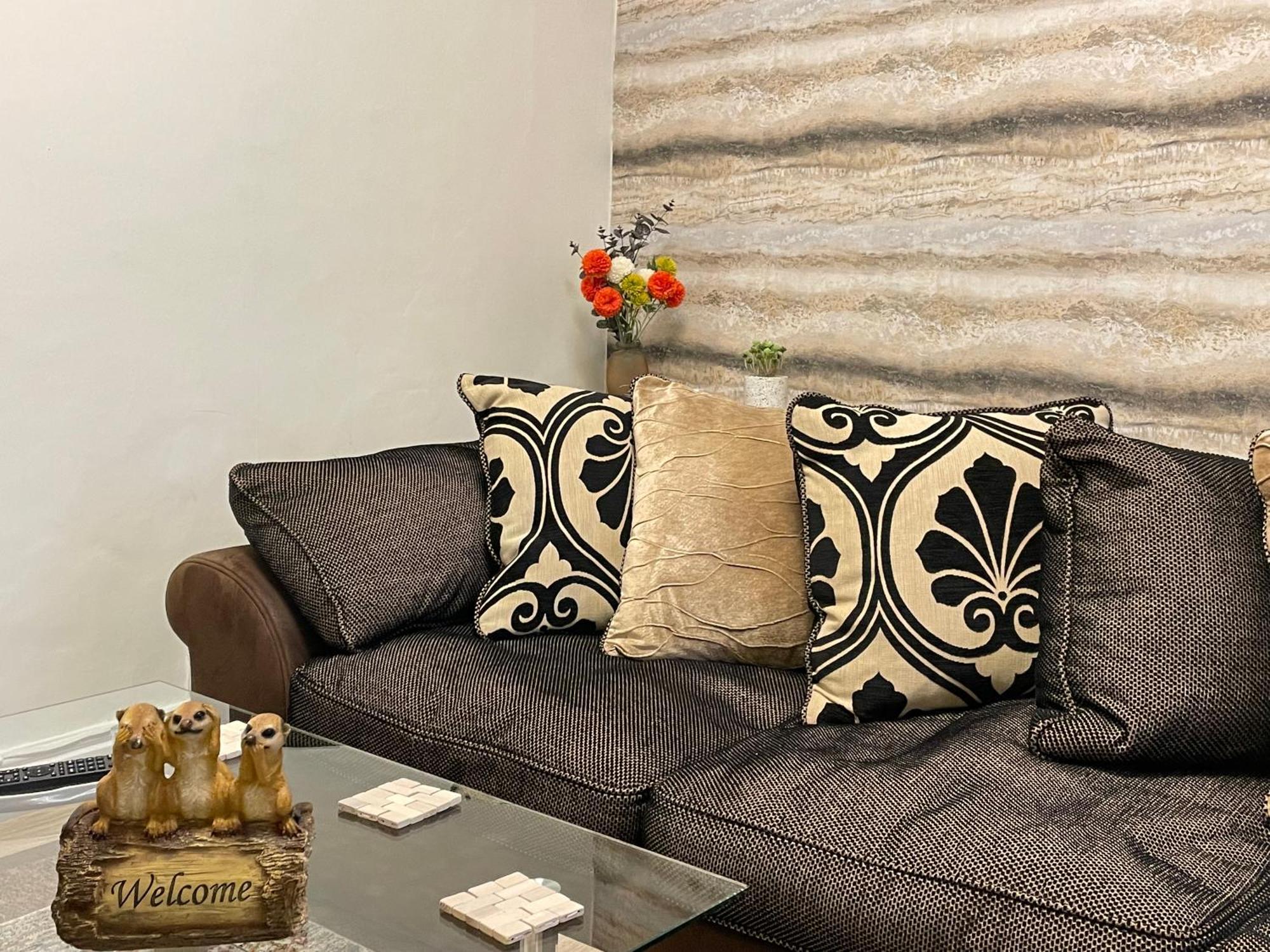Апартаменты Beanies Lornestreet Four Bed House Суиндон Экстерьер фото