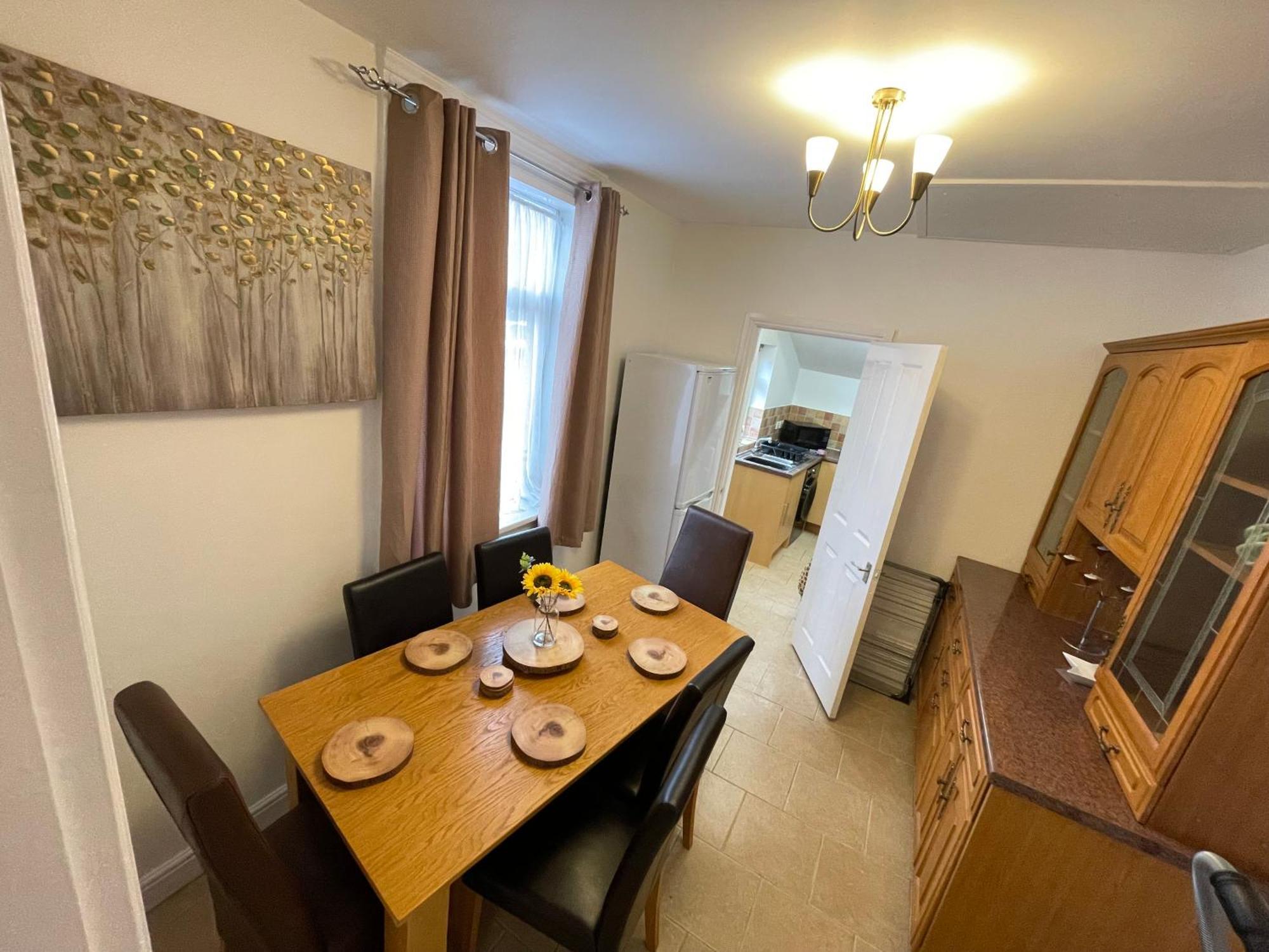 Апартаменты Beanies Lornestreet Four Bed House Суиндон Экстерьер фото