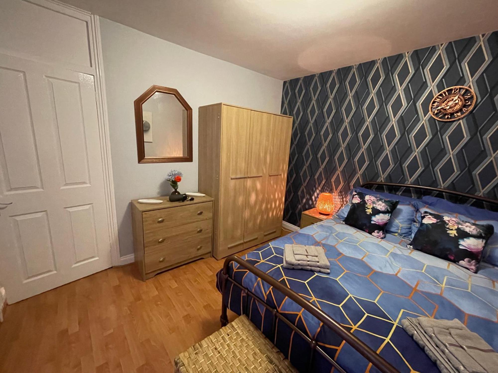 Апартаменты Beanies Lornestreet Four Bed House Суиндон Экстерьер фото