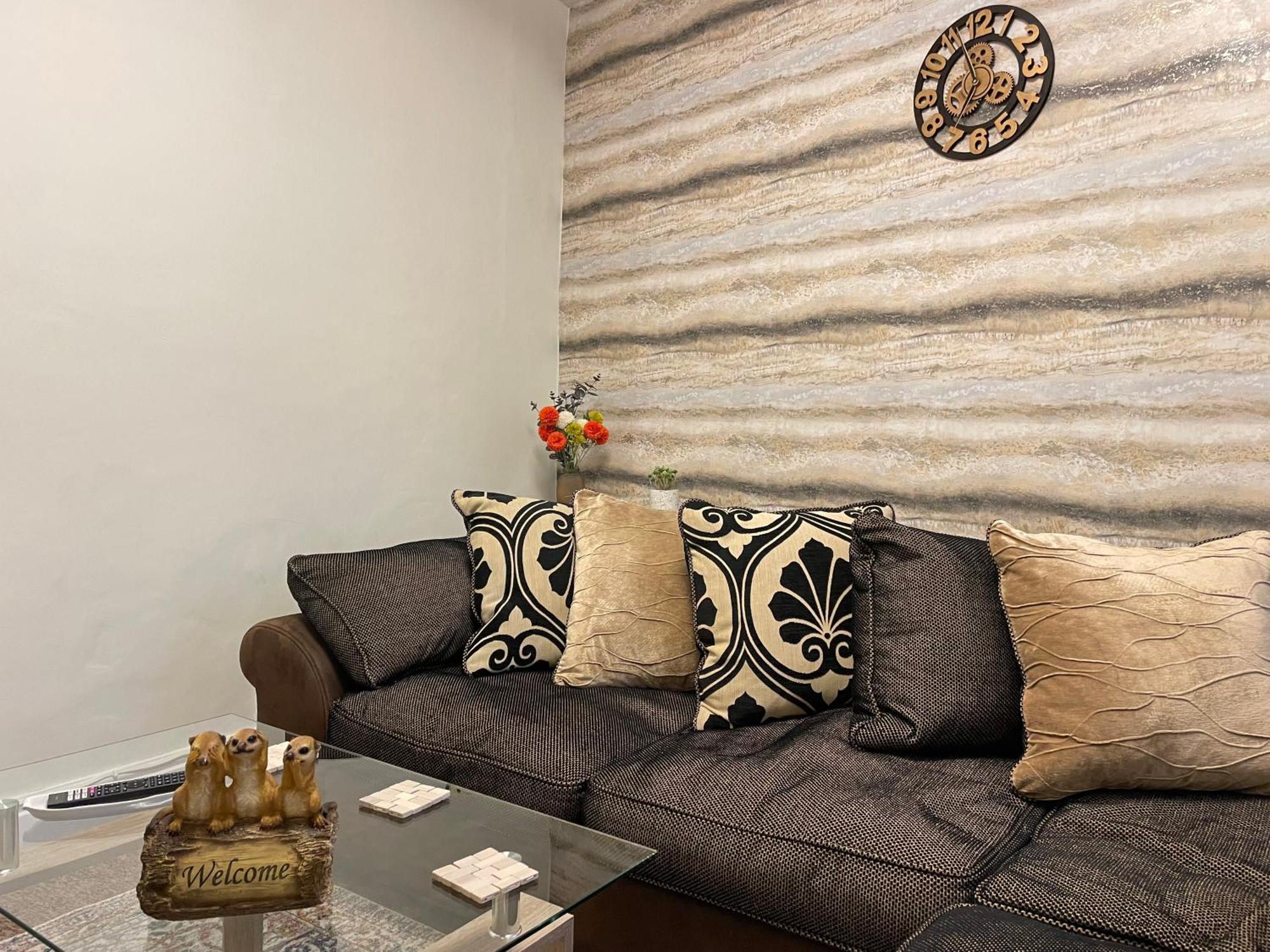 Апартаменты Beanies Lornestreet Four Bed House Суиндон Экстерьер фото