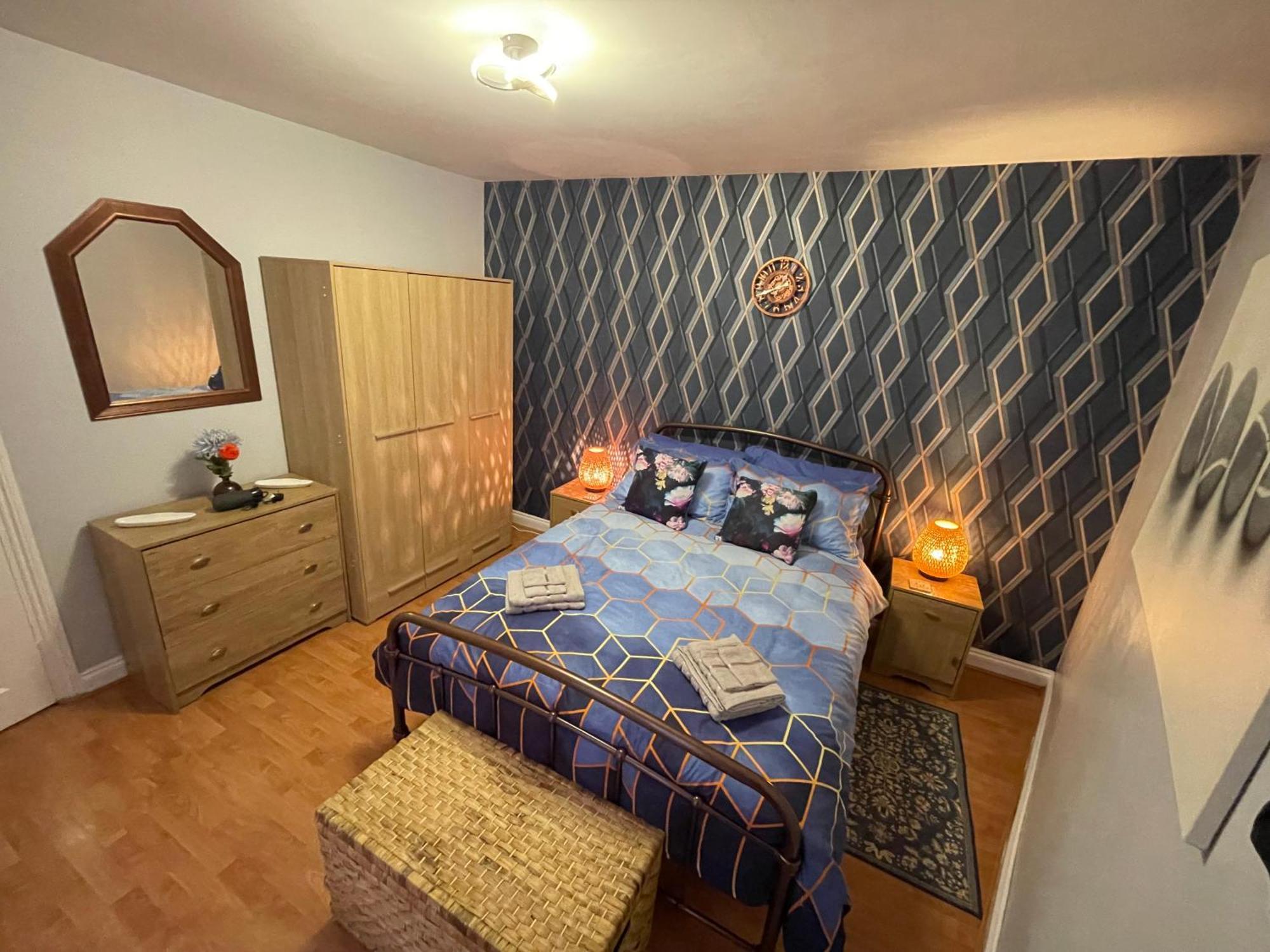 Апартаменты Beanies Lornestreet Four Bed House Суиндон Экстерьер фото